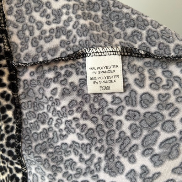 VTG Van Heusen Women’s Med Blouse Short Sleeve Black Cheetah Print Made In USA - Picture 7 of 8